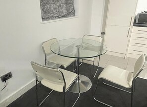 Apartment | Dining - Modern 2 Bed Apartment in Salford (Salford)