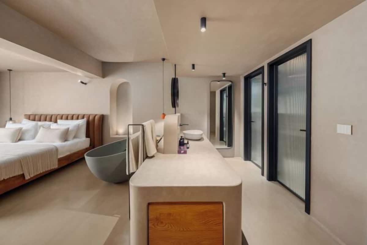 Ein modernes Schlafzimmer mit einem Bett, Nachttisch und einem großen Fenster.