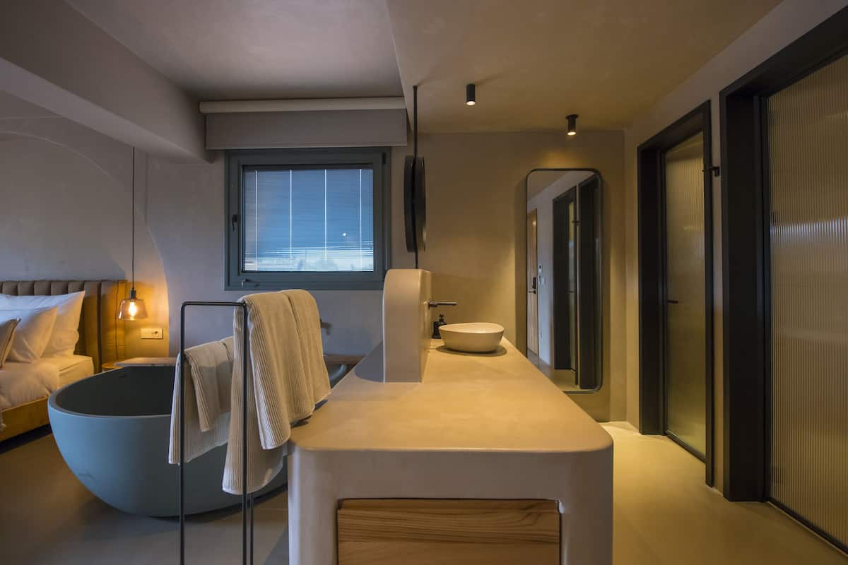 Deluxe Bathtub Room | Luxe beddengoed, een gratis minibar, gratis wifi, beddengoed
