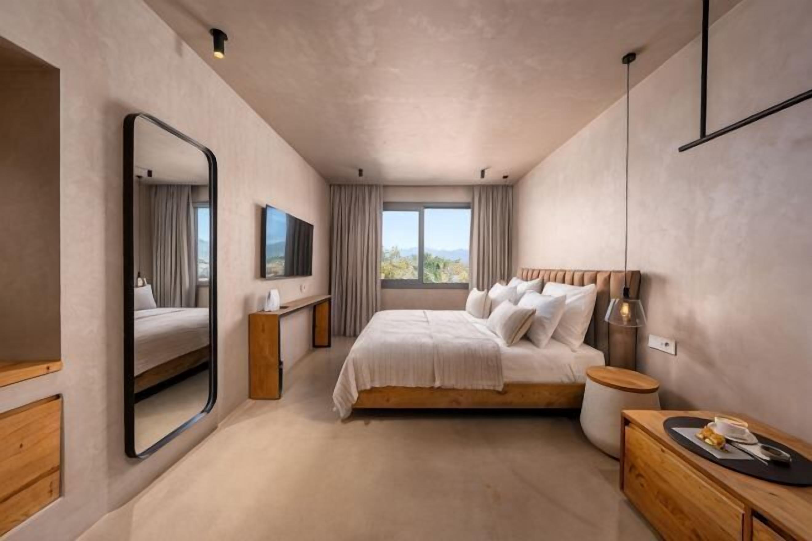 Premium bedding, free minibar, free WiFi, bed sheets