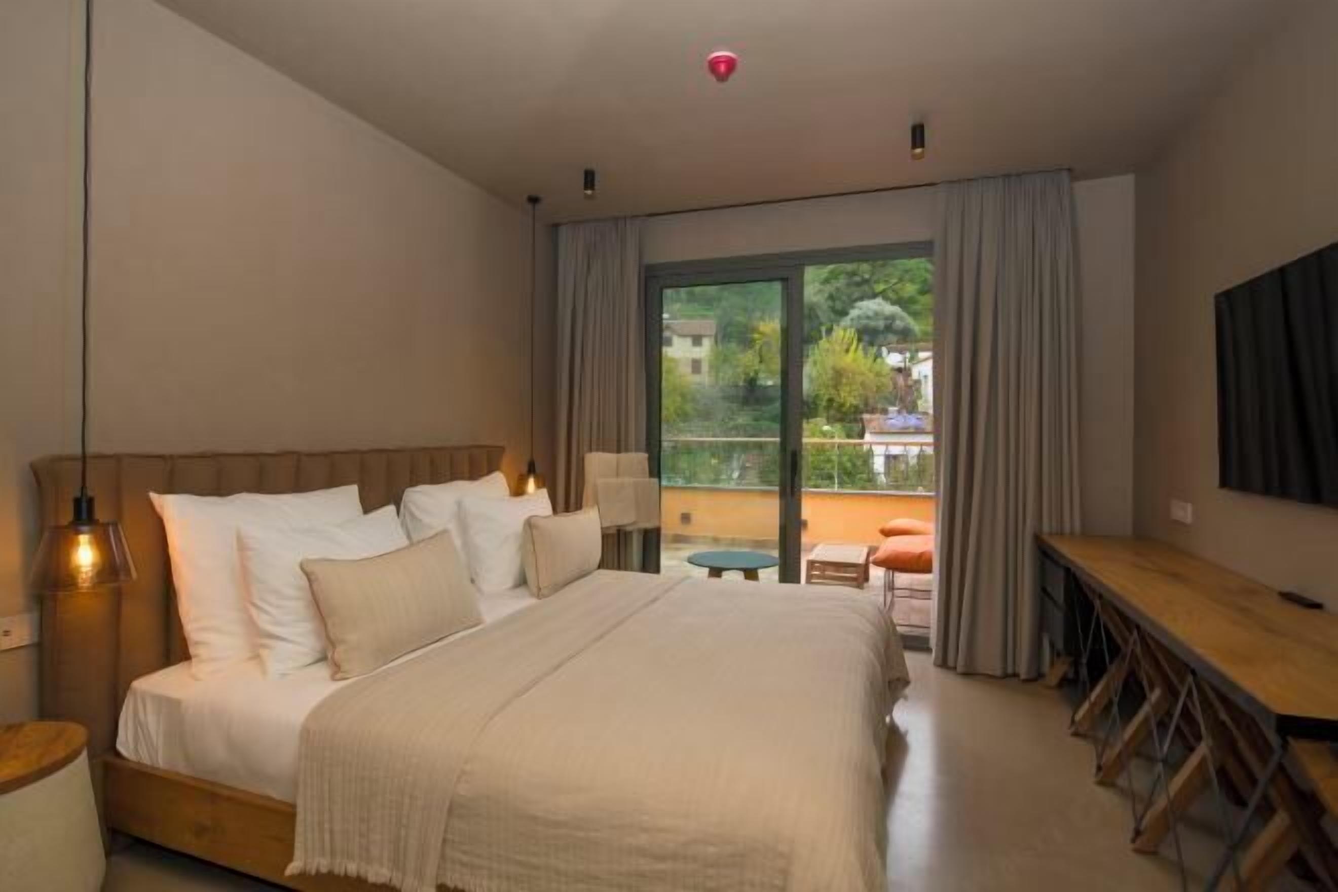 Ropa de cama de alta calidad y minibar con artículos gratuitos 