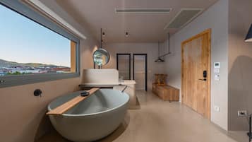 Deluxe Bathtub Room | Ropa de cama de alta calidad y artículos del minibar gratis