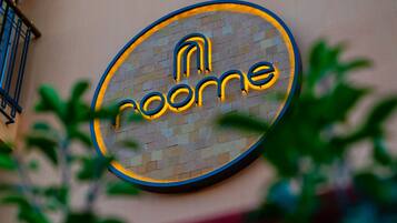 Un letrero de neón circular con la palabra 'room'.