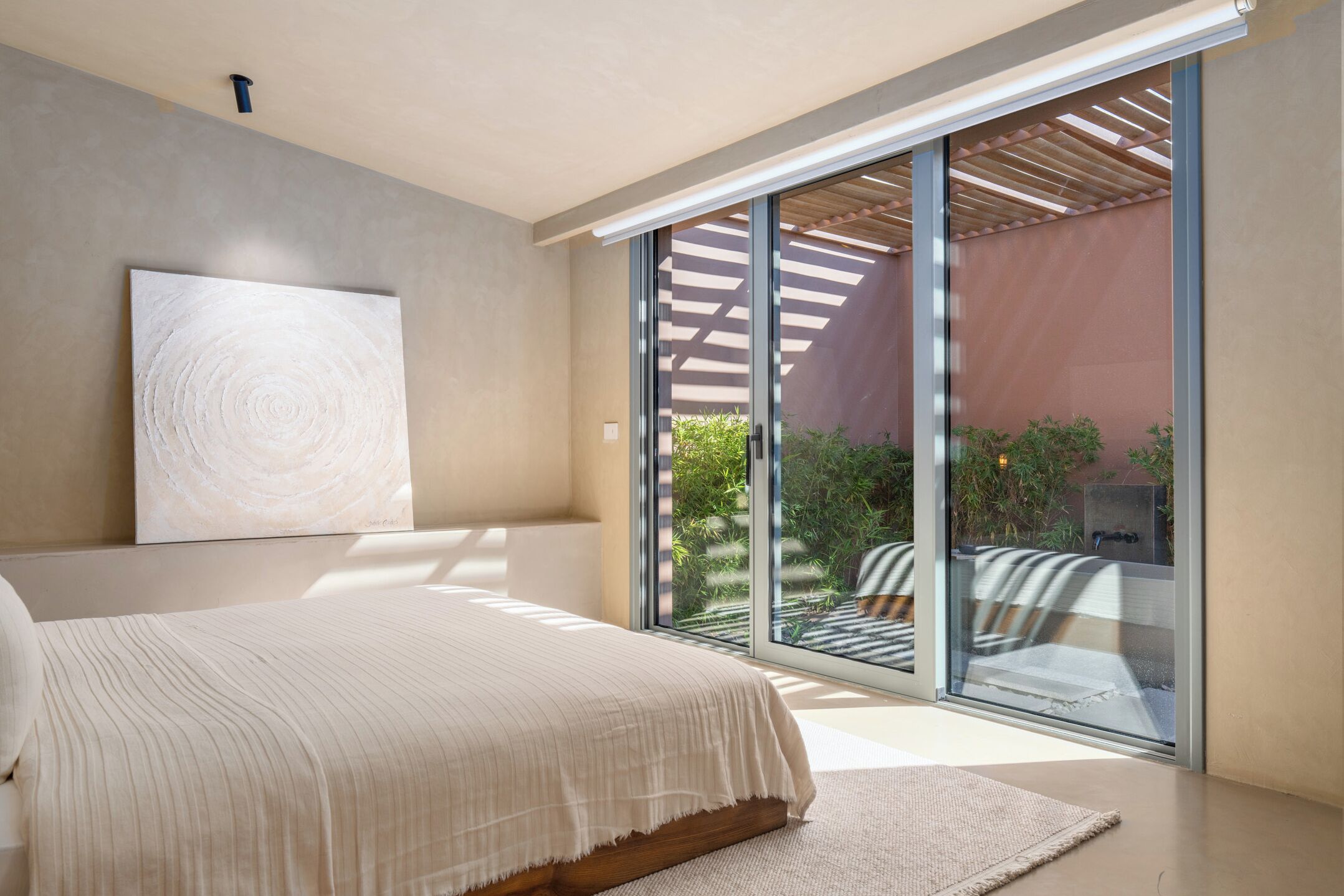 Ropa de cama de alta calidad y minibar con artículos gratuitos 