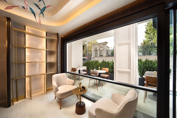 43-inch Smart TV with satellite channels, computer monitors, printers - Bentley Hotel Old City (Istanbul)