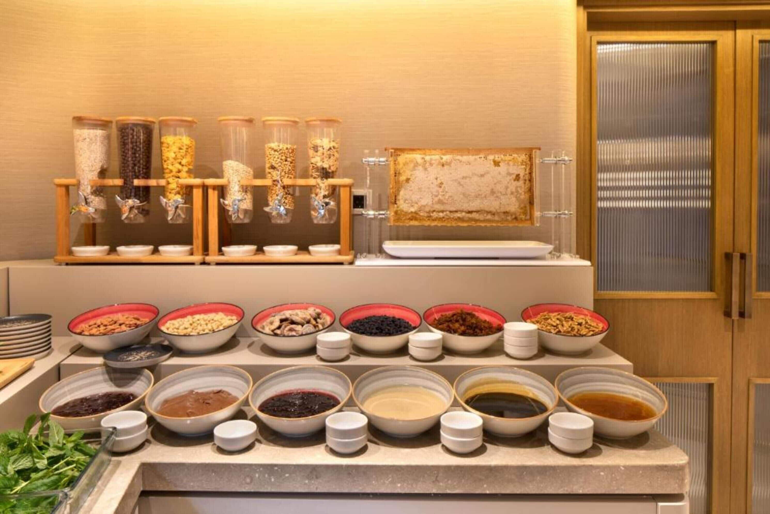 Una mesa de buffet con diferentes alimentos y salsas.
