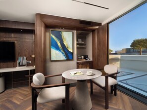 Suite presidencial | Área de sala de estar | Smart TV, monitor de computadora y impresora 