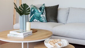 Una Smart TV, una mesa de tenis de mesa, una oficina