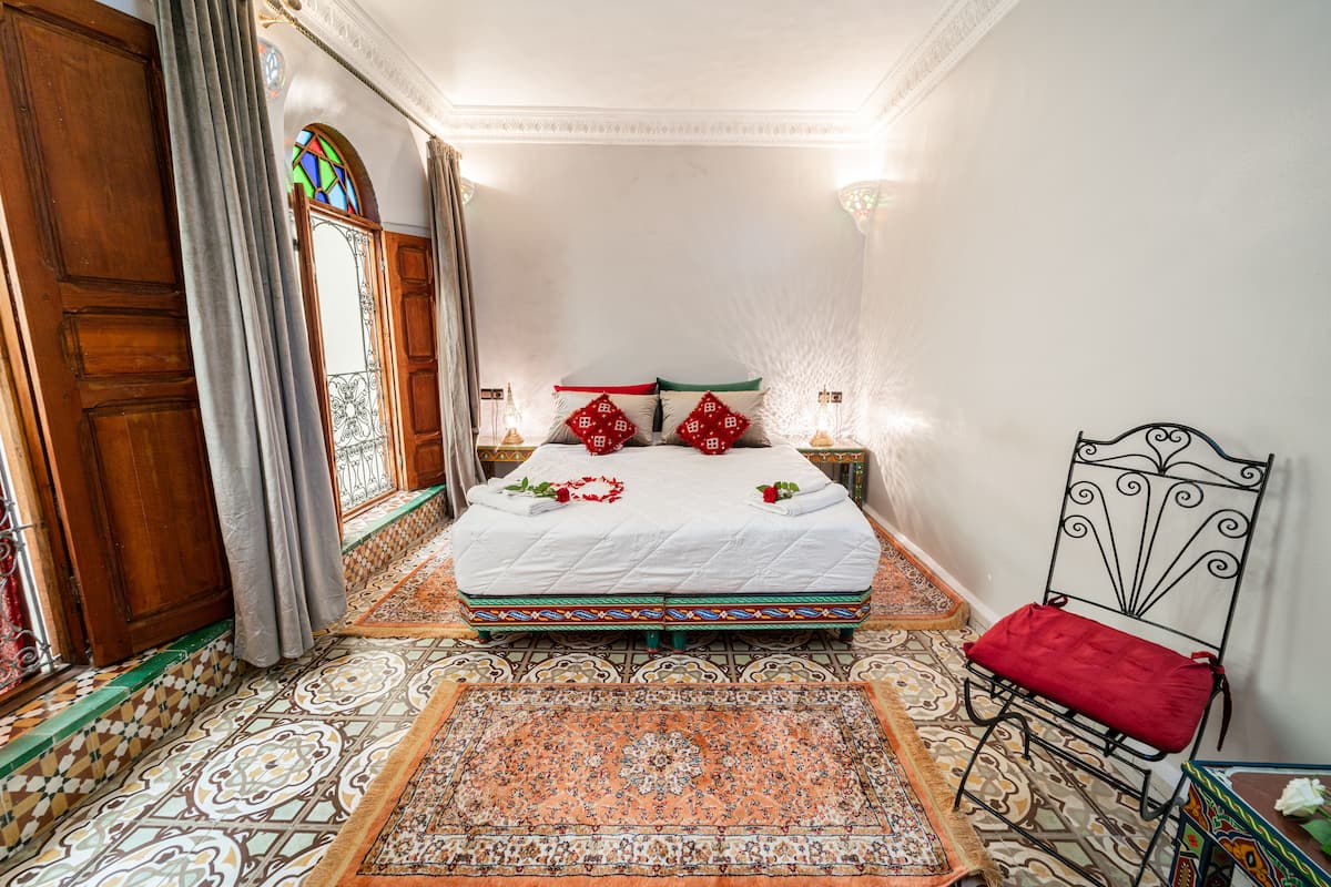 1 bedroom, individually decorated, individually furnished, desk