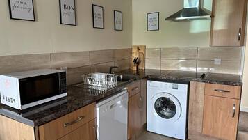 Apartamento | Cocina privada | Frigorífico, microondas, horno y placa de cocina