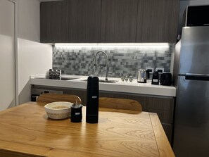 Kjøleskap, mikrobølgeovn, ovn og kokeplater