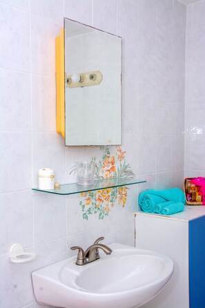 Douche, serviettes fournies, savon, papier toilette