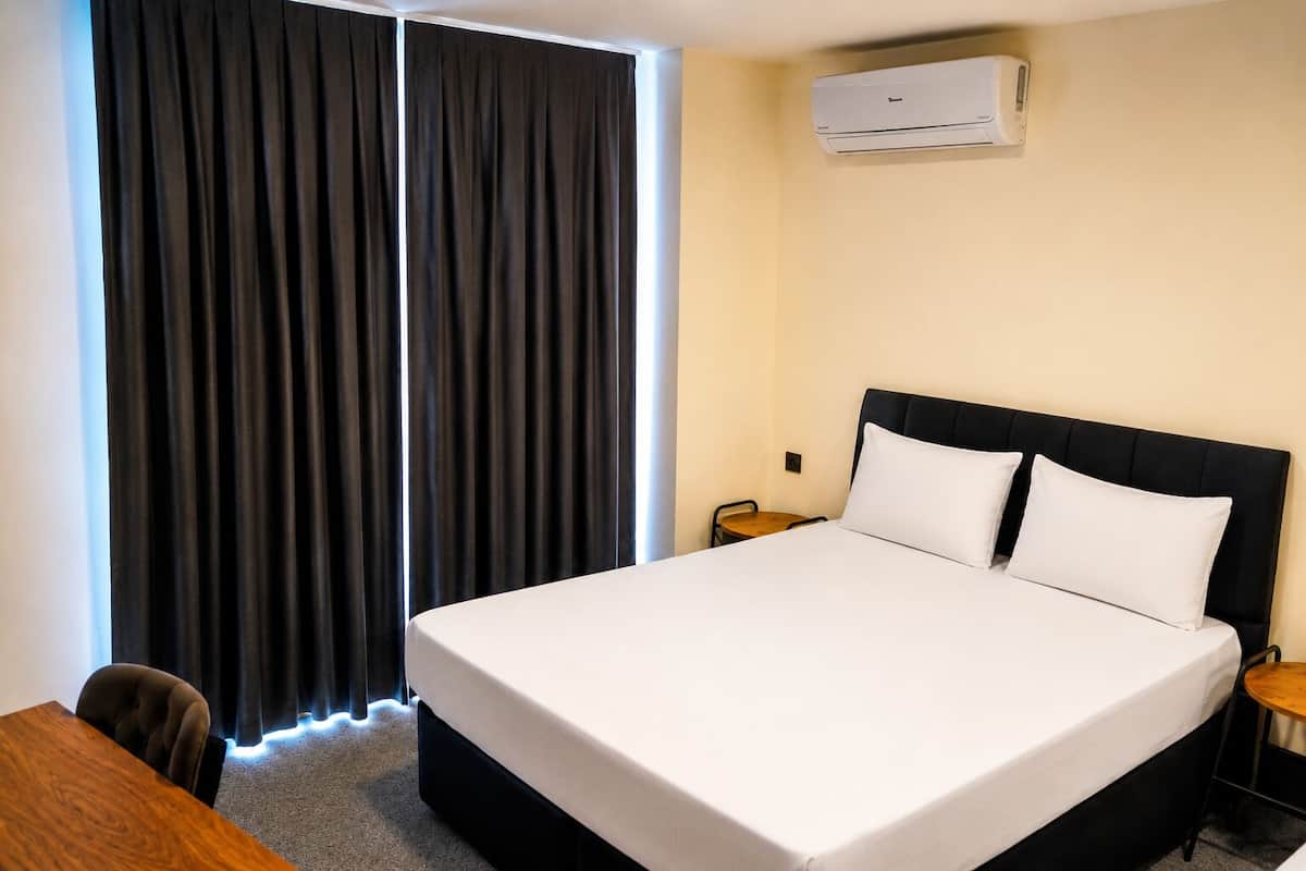 Habitación Deluxe con 1 cama doble o 2 individuales | Sábanas de algodón egipcio, ropa de cama de alta calidad, minibar