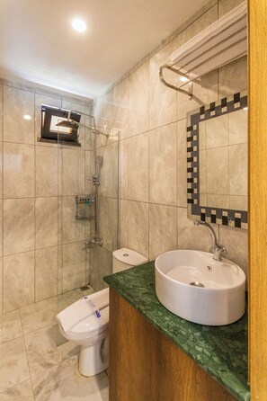 Dusche, Regendusche, kostenlose Toilettenartikel, Haartrockner