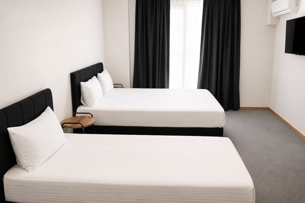 Habitación triple Deluxe | Sábanas de algodón egipcio, ropa de cama de alta calidad, minibar