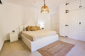 4 室のベッドルーム、セーフティボックス (室内)、アイロン / アイロン台、旅行用ベビーベッド