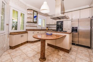 Réfrigérateur, micro-ondes, four, lave-vaisselle