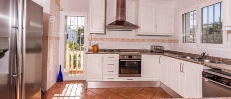 Frigorifero, microonde, forno, lavastoviglie