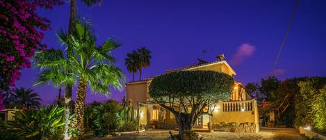 المنشأة من الخارج