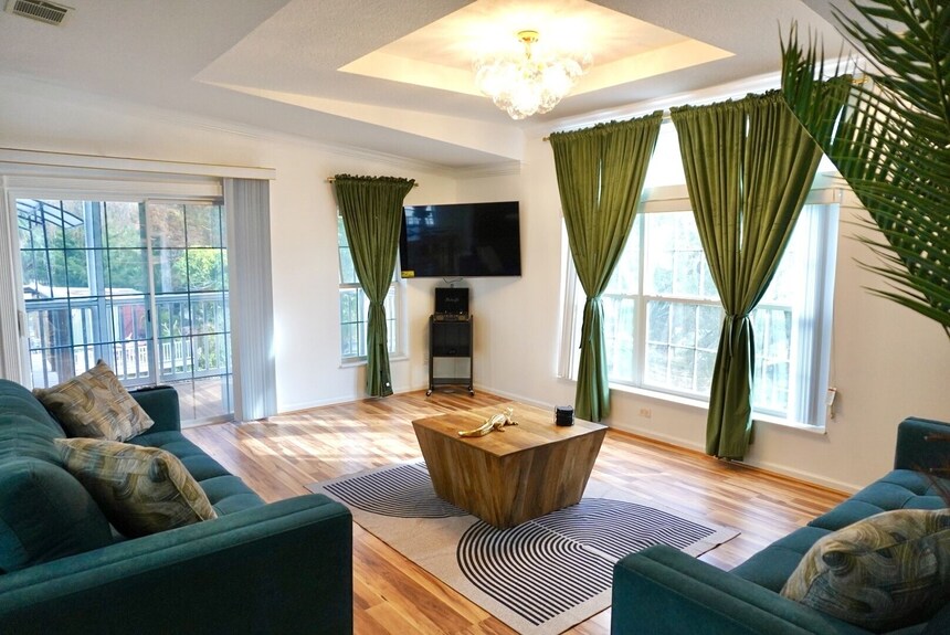 River Home With Huge Arcade, Hot Tub, Kayaks, Mini Golf Course, 80in Tv - Spring Hill, FL