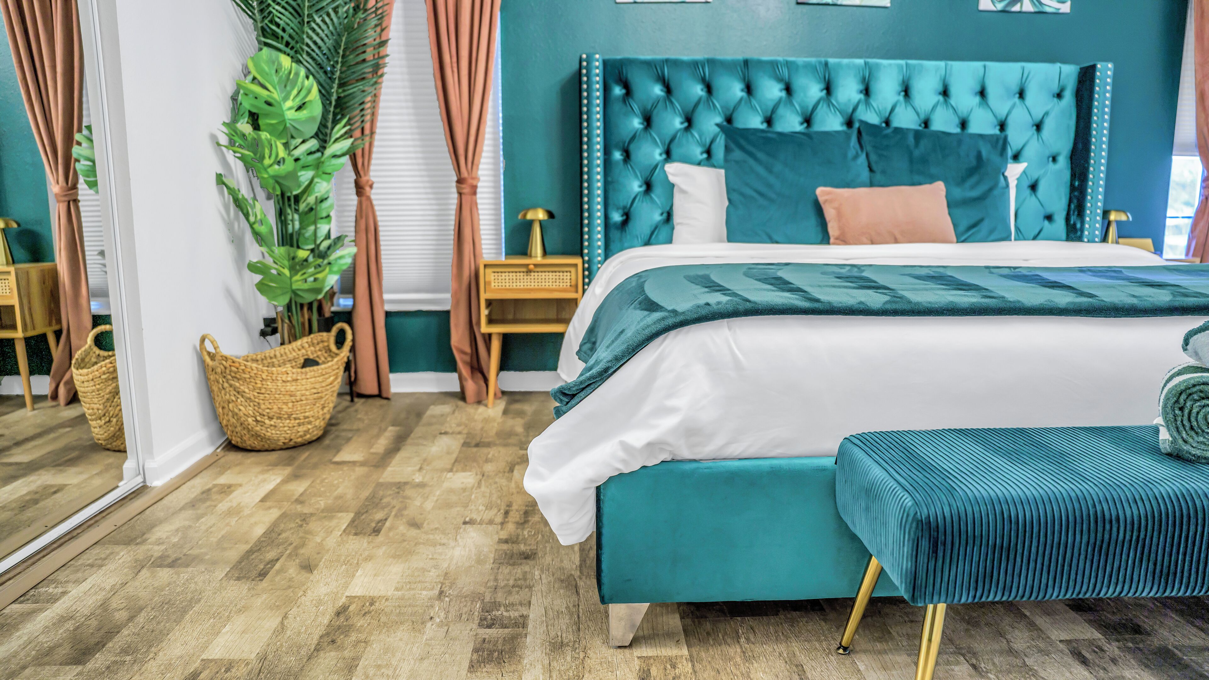 4 bedrooms, desk, iron/ironing board, travel cot