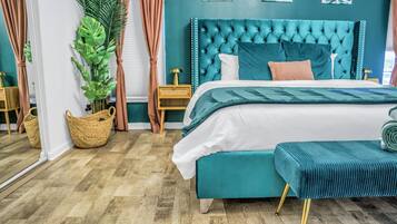 4 soverom, skrivebord, strykejern/-brett og reiseseng for barn