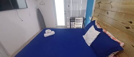 1 habitación, escritorio, tabla de planchar con plancha y wifi gratis