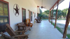 Un espacio al aire libre cubierto con bancos de madera y una decoración con estrellas en la pared.