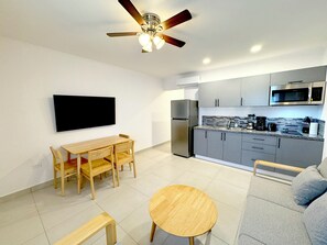 Smart TV - Bon Bini Suites Basic Room 18 (Oranjestad, Bon Bini Suites)