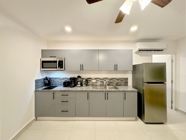 Fridge, microwave, stovetop, coffee/tea maker - Bon Bini Suites Basic Room 18 (Oranjestad, Bon Bini Suites)