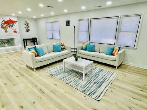 Vibrant 4BR Split-Level Home Near PTI Airport