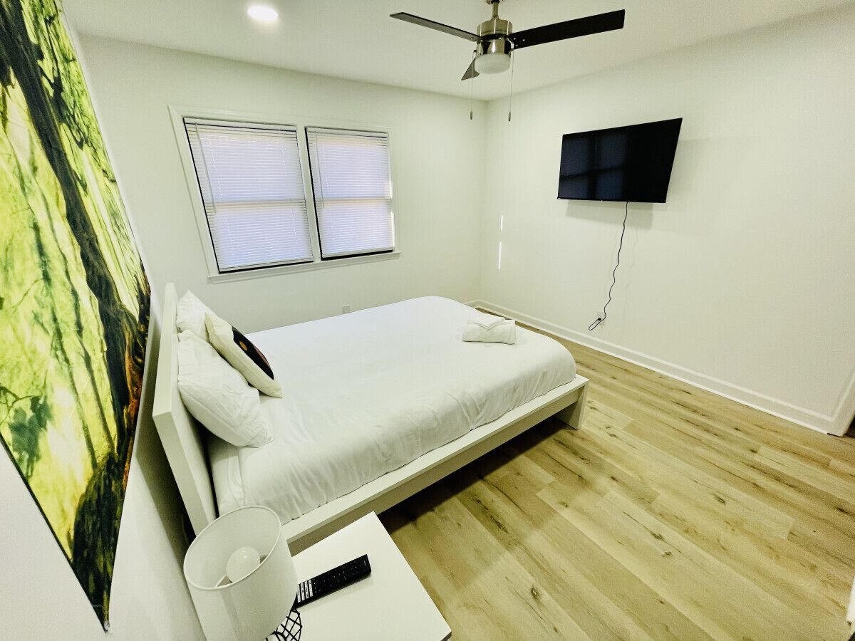 4 habitaciones, escritorio y tabla de planchar con plancha 