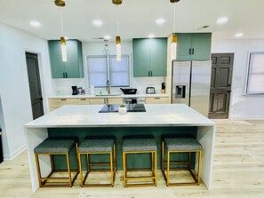 Réfrigérateur, four à micro-ondes, un four, surface de cuisson