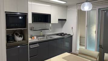 Frigorifero, microonde, forno, bollitore elettrico