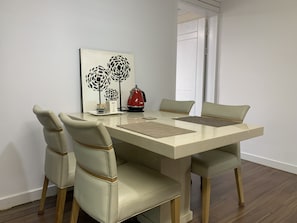 Dining - Miranda House 402 번화가에 위치한 조용하고 편안한 집
단기 업무출장 또는 전주를 즐기기에 적합한 곳!
한옥마을, 혁신도시 10분
 (Jeonju)