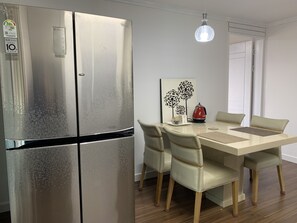 Dining - Miranda House 402 번화가에 위치한 조용하고 편안한 집
단기 업무출장 또는 전주를 즐기기에 적합한 곳!
한옥마을, 혁신도시 10분
 (Jeonju)