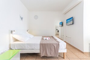 Tabla de planchar con plancha, wifi gratis, ropa de cama