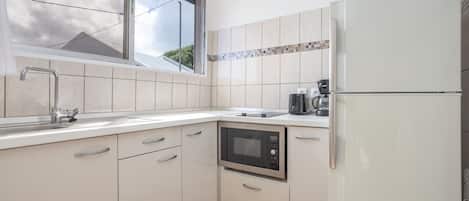 Kühlschrank, Mikrowelle, Wasserkocher mit Kaffee-/Teezubehör, Toaster