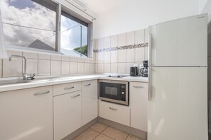 Frigorífico, microondas, cafetera o tetera y tostadora