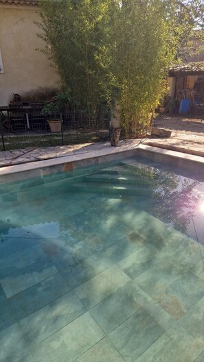 Una piscina al aire libre