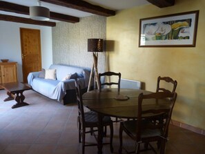 TV, lettore DVD, tavolo da calcetto, tavolo da ping pong