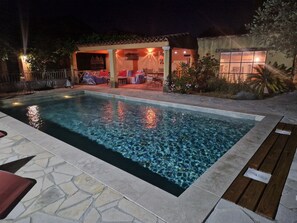 Una piscina al aire libre