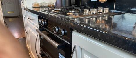 Rumah | Dapur pribadi | Lemari es, microwave, oven, dan kompor