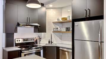 Fridge, microwave, oven, stovetop