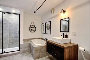 Chuveiro, secador de cabelo, toalhas de banho, sabonete