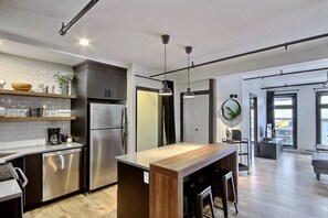 Fridge, microwave, oven, stovetop - Le Gentleman // Downtown spacious 1200 sqft condo (Québec)
