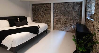 Château Deluxe // Vieux-Québec, Énorme Maison