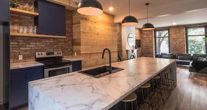 Château Deluxe // Vieux-Québec, Énorme Maison