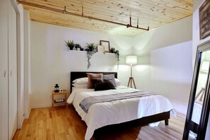 5 bedrooms, iron/ironing board, free WiFi, bed sheets - Deluxe Estate // Two in One  Downtown Québec City (Québec)