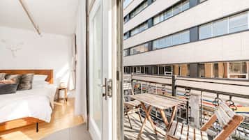 5 bedrooms, iron/ironing board, free WiFi, bed sheets